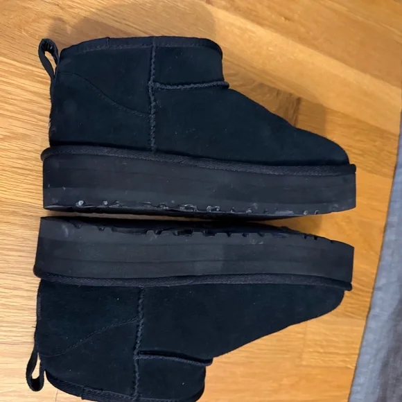 Uggs - Picture 4 of 4